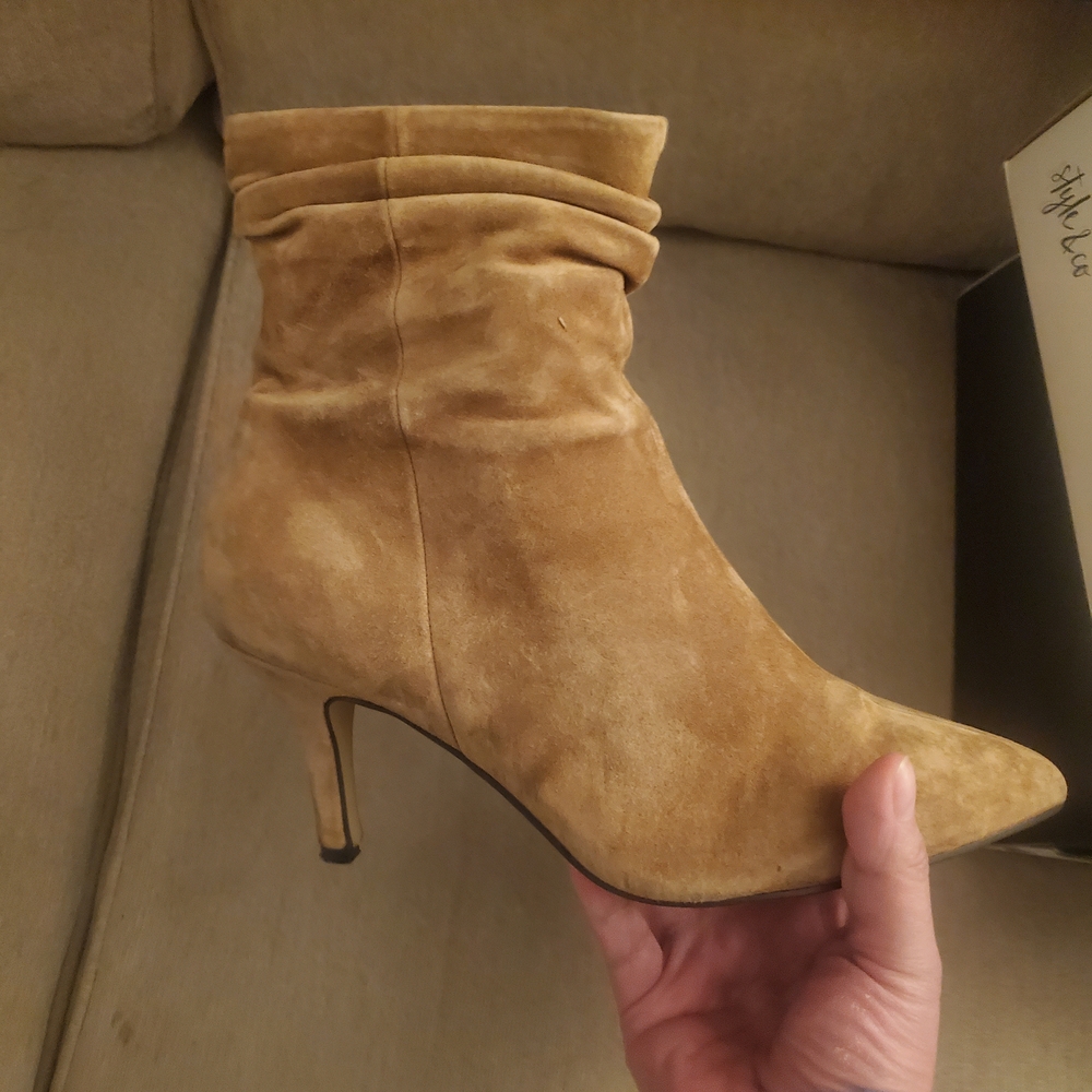 Elegant Tan Suede Ankle Boots